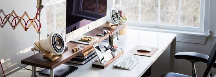 专利名称:一种新型带保险电源插座办公桌